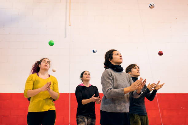 people training with small balls - energia reativa imagens e fotografias de stock