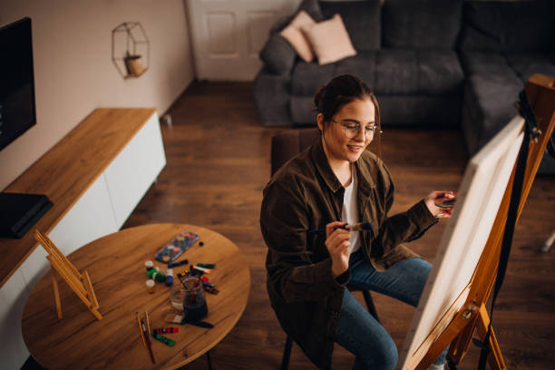 istock Girl painting on canvas 1316584325