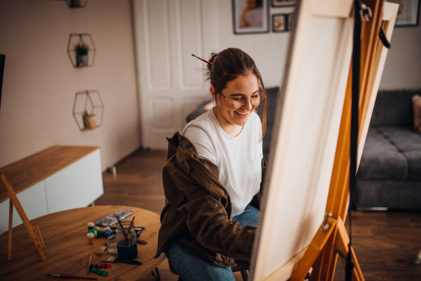 istock Girl painting on canvas 1316584420