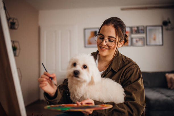 istock Girl painting on canvas 1316584588