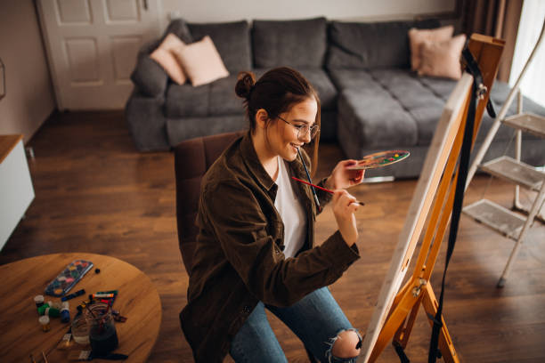 istock Girl painting on canvas 1316585523