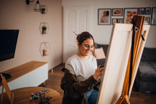 istock Girl painting on canvas 1316585581