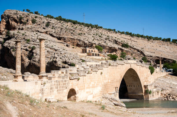 die historische severanbrücke (cendere) befindet sich in der provinz adiyaman. - nemrud dagh mountain turkey history stock-fotos und bilder