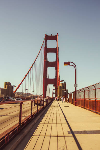 um tiro vertical da golden gate bridge em são francisco, estados unidos da américa, também conhecido como eua - traffic car travel golden gate bridge - fotografias e filmes do acervo