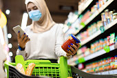 muslimische-dame-mit-telefon-kaufen-und-scannen-von-lebensmitteln-im-supermarkt.jpg?b=1&s=170x170&k=20&c=b2cdqwMIh14IdU8pxlHiY6kHnA1f2OAmAsHIdohzGNQ=