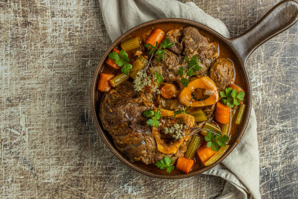 osso buco plat de viande italienne traditionnel servi dans la poêle - veal rosemary meat steak photos et images de collection