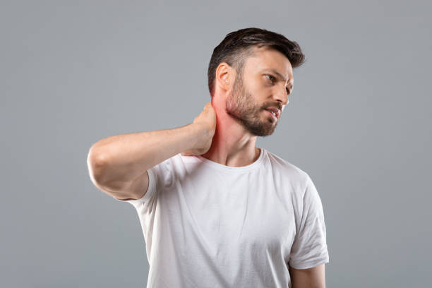 hombre barbudo de mediana edad tocando su cuello inflamado - acute mountain sickness fotografías e imágenes de stock