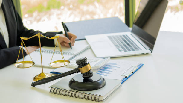 弁護士または裁判官顧問は、法律概念事務所で働いています。 - stability law trust legal system ストックフォトと画像