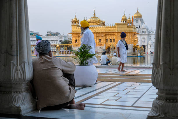 amritsar, à punjab - india golden temple sikhism temple photos et images de collection