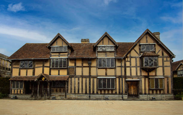 das haus, in dem william shakespeare 1564 in stratford upon avon, warwickshire, uk geboren wurde - birthplace stock-fotos und bilder