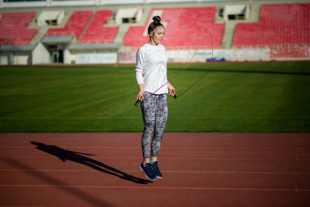 mujer que se mantiene en forma haciendo un poco de cuerda de salto - track and field athlete women vitality speed fotografías e imágenes de stock