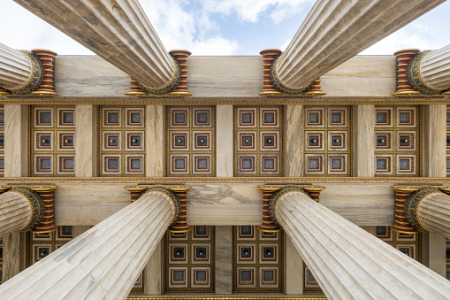Vista de ángulo bajo de las columnas arquitectónicas photo