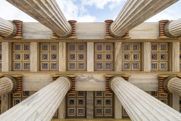 visão de baixo ângulo das colunas arquitetônicas - column legal system university courthouse - fotografias e filmes do acervo
