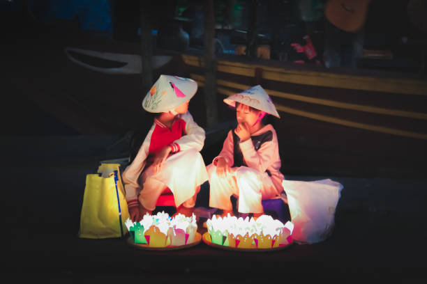 floating lantern vendors, wietnam - vietnam hoi an traditional culture travel zdjęcia i obrazy z banku zdjęć