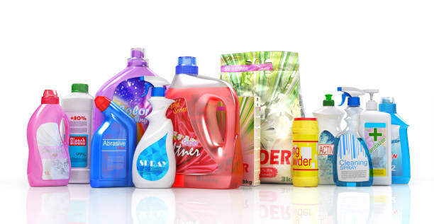 diferentes botellas de detergente sobre fondo blanco. ilustración 3d - chemical merchandise cleaning product domestic life fotografías e imágenes de stock