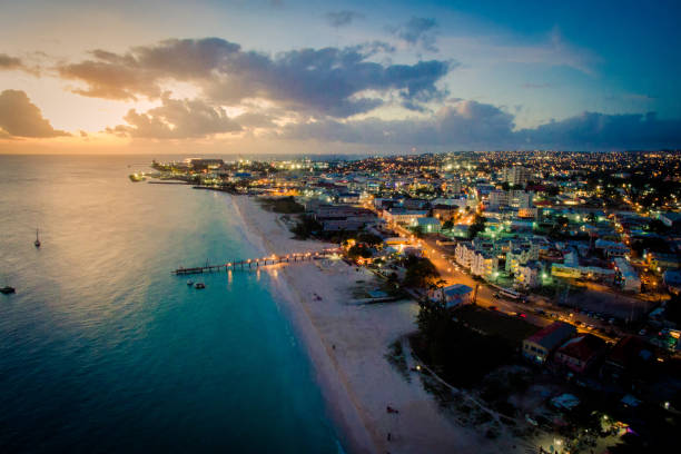 puesta de sol en carlisle bay, barbados mirando a bridgetown - barbados fotografías e imágenes de stock