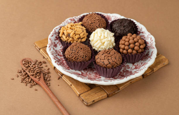 チョコレートふりかけとプレート上の典型的なブラジルの旅団 - chocolate candy chocolate candy plate ストックフォトと画像