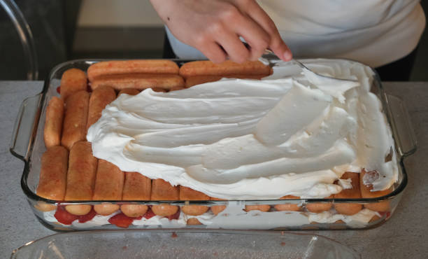 fazendo biscoitos tiramisu com savoiardi e mascarpone, itália - cheese making - fotografias e filmes do acervo