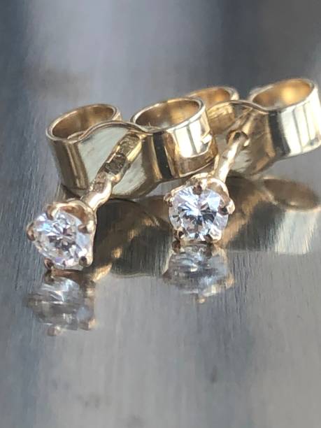 istock diamond stud earrings Poussettes with stones, yellow gold 1316632777