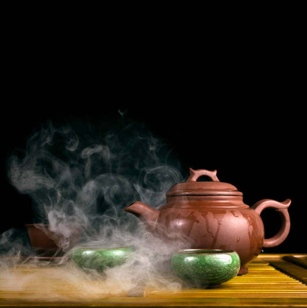 teiera di argilla con tè rosso affumicato lapsang souchong - lapsang souchong tea foto e immagini stock