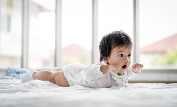bebé asiático jugando en casa - acostado boca abajo fotografías e imágenes de stock