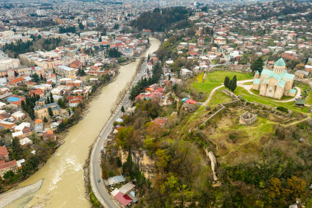 vista desde el dron de la ciudad georgiana de kutaisi - valley georgia river mountain fotografías e imágenes de stock