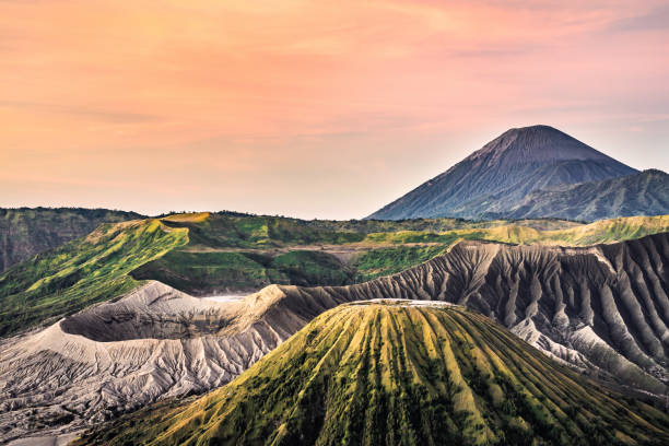 wschód słońca na bromo, batok, wulkan semeru. bromo jest aktywnym wulkanem - bromo crater zdjęcia i obrazy z banku zdjęć