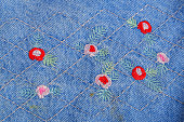 hand-craff-blumen-auf-jeans-tuch-textur-hintergrund.jpg?b=1&s=170x170&k=20&c=h5bsiVGmYPG12X4rCeNJzxZstbaTVRckYW7ddt4htTo=