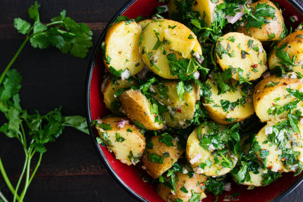 salade de pommes de terre chimichurri dans un bol de service - flat leaf parsley photos et images de collection