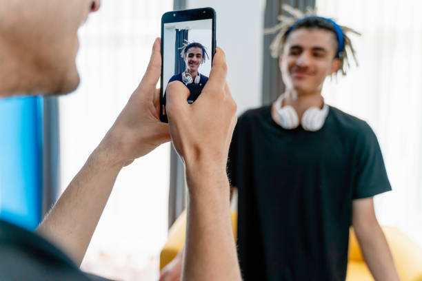 junge teenager-jungs vlogging - photographing smart phone friendship photo messaging stock-fotos und bilder