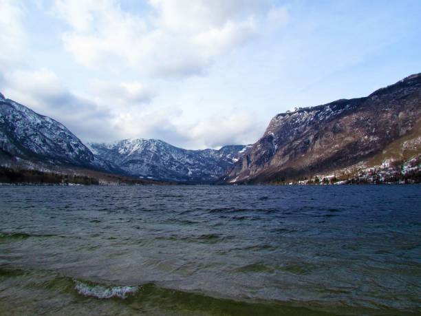 widok na jezioro bohinj w gorenjskiej słowenii z pokrytymi śniegiem górami alp julijskich w zimie - julian alps lake bohinj lake bohinj zdjęcia i obrazy z banku zdjęć