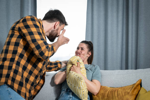 pareja joven recién casada donde un hombre ataca y abusa mentalmente de su joven esposa debido a celos enfermos y posesividad y ella sufre de violencia doméstica tratando de defenderse de él - drug abuse addiction women violence fotografías e imágenes de stock