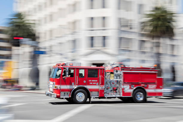 feuerwehrauto rast in los angeles - horizontal orientation flash stock-fotos und bilder