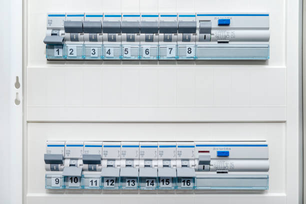 fusibili monofase e protezione della corrente residua in posizione on e off. un sacco di interruttori grigi di fila, integrati in una scatola nel muro. - circuit breaker foto e immagini stock