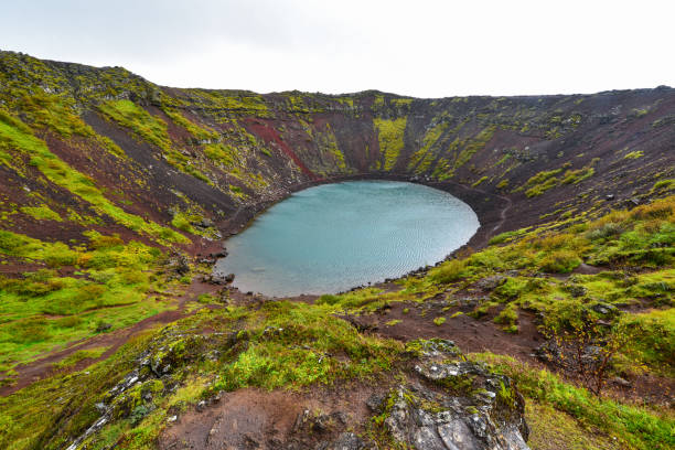 um lago dentro de uma cratera vulcânica - kerith - fotografias e filmes do acervo