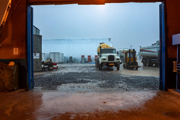 chovendo gatos e cães em oficina na área de construção - raining cats and dogs - fotografias e filmes do acervo