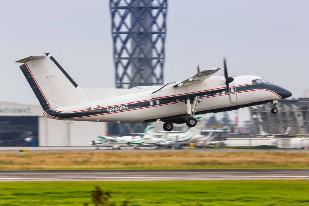 самолет bombardier dhc-8-200 в аэропорту боготы в колумбии - 11873 стоковые фото и изображения