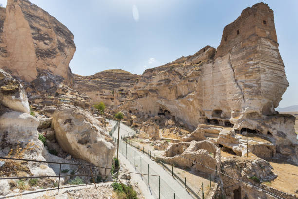 vue panoramique des maisons antiques de caverne de hasankeyf - hasankeyf photos et images de collection