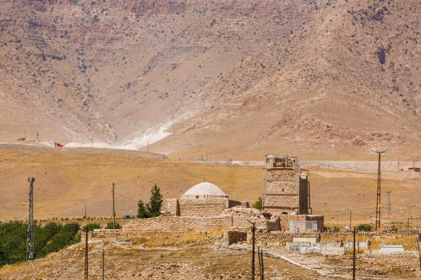 a mesquita e o cemitério em hasankeyf - hasankeyf - fotografias e filmes do acervo