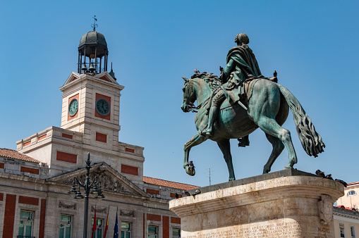 A picture of the Equestrian Statue of Charles III and the Real Casa de Correos building.