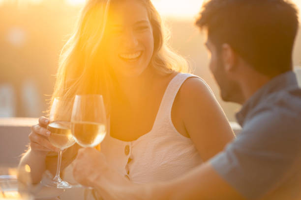 로맨틱 한 커플 유혹 과 마시는 와인 야외. - vacations restaurant sunlight outdoors 뉴스 사진 이미지