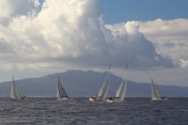 segelboote segeln bei windigem wetter in den blauen gewässern der ägäis, - sailboat storm teamwork competition stock-fotos und bilder