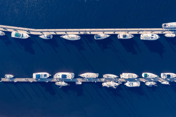 vista aérea da marina em fernandina beach, flórida - yacht florida yachting nautical vessel - fotografias e filmes do acervo