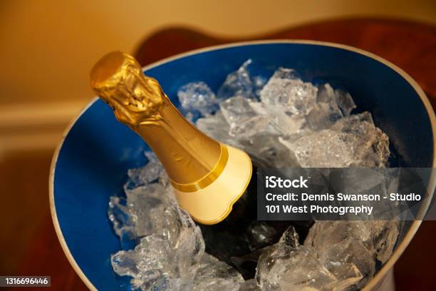 氷の青いバケツに金箔が付いた未開封のシャンパンのボトルが冷やされている - シャンパンのストックフォトや画像を多数ご用意 - シャンパン, バケツ, アイスペール