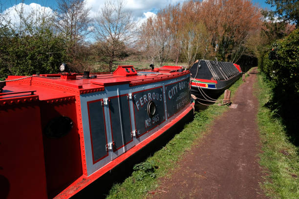 stretta barca casa barca chiatta ormeggiata sul canale stratford - warwickshire narrow nautical vessel barge foto e immagini stock