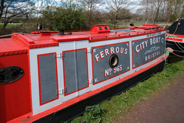 stretta barca casa barca chiatta ormeggiata sul canale stratford - warwickshire narrow nautical vessel barge foto e immagini stock