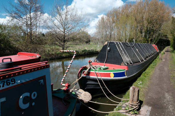 stretta barca casa barca chiatta ormeggiata sul canale stratford - warwickshire narrow nautical vessel barge foto e immagini stock