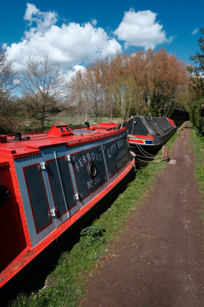 stretta barca casa barca chiatta ormeggiata sul canale stratford - warwickshire narrow nautical vessel barge foto e immagini stock