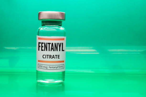 un vial de citrato de fentanilo sobre un fondo verde - fentanyl fotografías e imágenes de stock