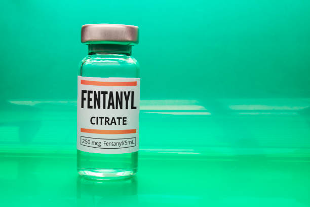 a fentanyl citrate vial on a green background - shooting up imagens e fotografias de stock